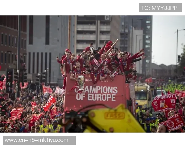 德里欧赛后高举欧冠MVP奖杯庆祝对利物浦的精彩表现与进球荣耀